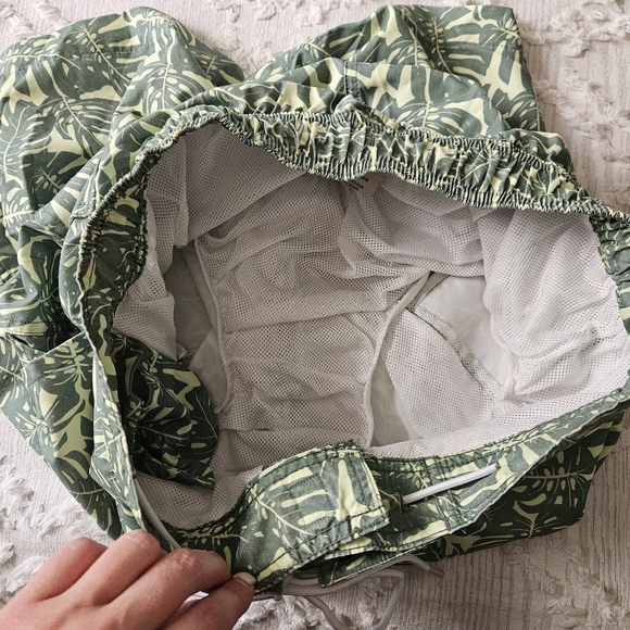 St. John's Bay Men's Green Foliage Swim Trunks Size Medium - Picture 7 of 8